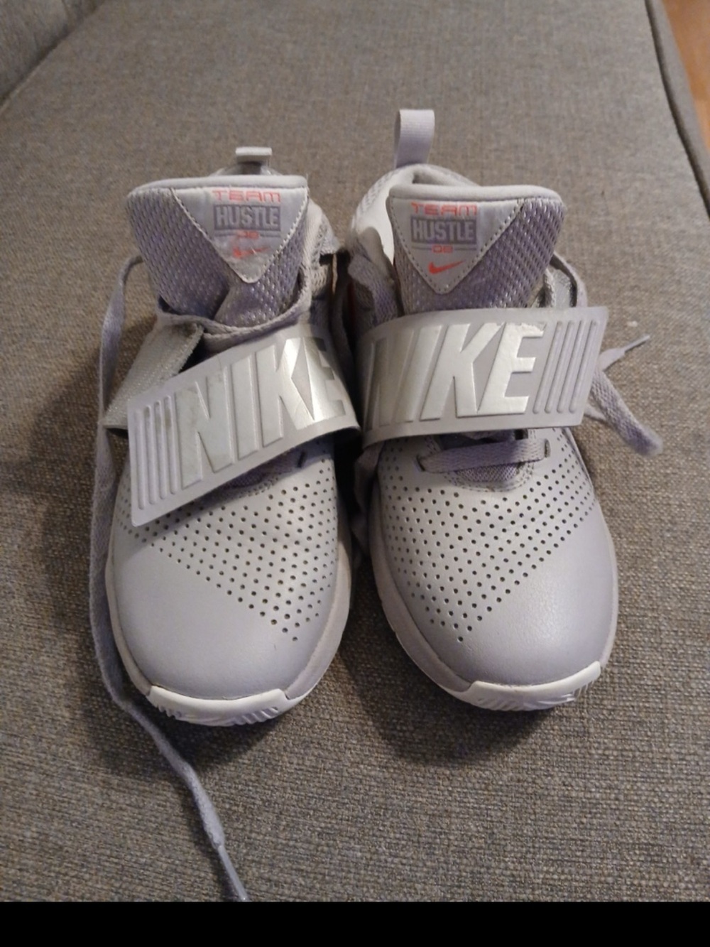 Nike Kids Light Gray Team Hustle Strap Sneakers